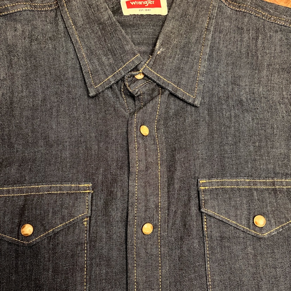 Wrangler Blue Denim Shirt with Button Accents Men’s Large